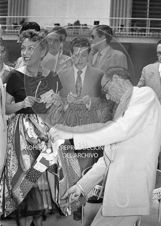 llegada de Gloria Swanson a Barajas y recibe a los periodistas