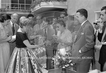 llegada de Gloria Swanson a Barajas y recibe a los periodistas