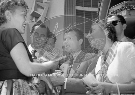 llegada de Gloria Swanson a Barajas y recibe a los periodistas