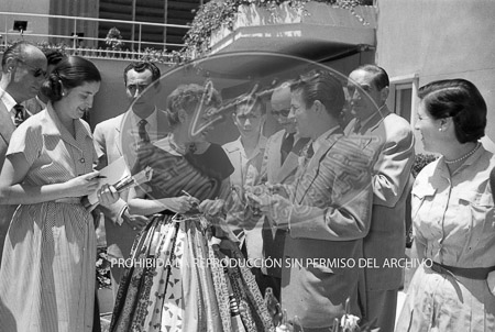 llegada de Gloria Swanson a Barajas y recibe a los periodistas