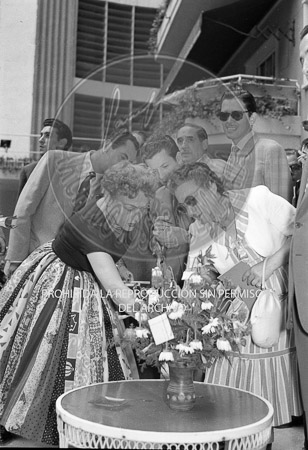 llegada de Gloria Swanson a Barajas y recibe a los periodistas
