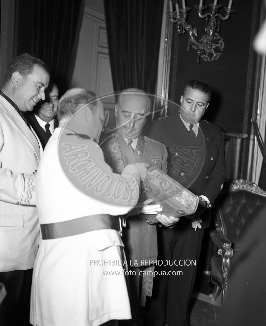 Franco recibe al Ayuntamiento de Espejo