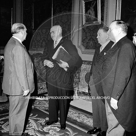 Audiencia a una comision de fabricantes de fibras textiles