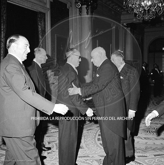 Audiencia a una comision de fabricantes de fibras textiles