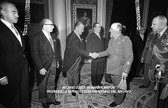 Audiencia en el Palacio de Pedralbes a la Junta Directiva de la Hermandad de Alféreces Provisionales de Barcelona.