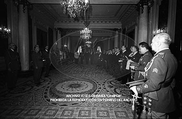 Audiencia en el Palacio de Pedralbes a la Junta Directiva de la Hermandad de Alféreces Provisionales de Barcelona.