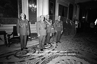 Audiencia en el Palacio de Pedralbes a la Junta Directiva de la Hermandad de Alféreces Provisionales de Barcelona.