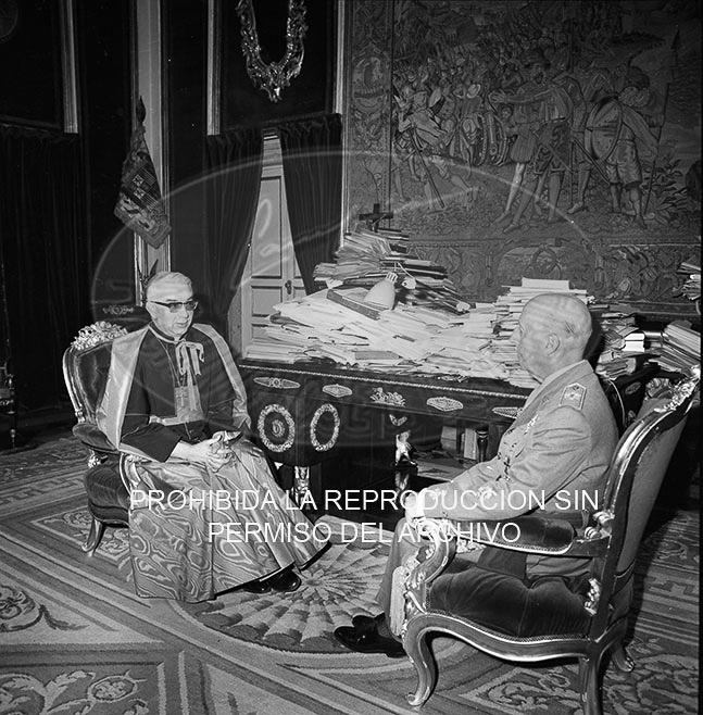 Franco recibe en audiencia especial al cardenal Arzobispo de Toledo D. Vicente Enrique Tarancón.