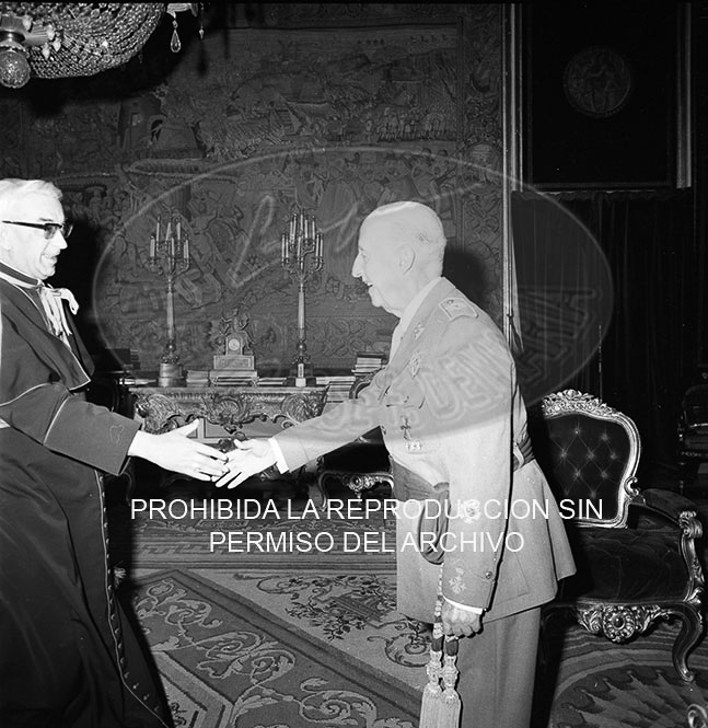 Franco recibe en audiencia especial al cardenal Arzobispo de Toledo D. Vicente Enrique Tarancón.