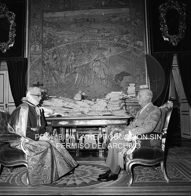 Franco recibe en audiencia especial al cardenal Arzobispo de Toledo D. Vicente Enrique Tarancón.