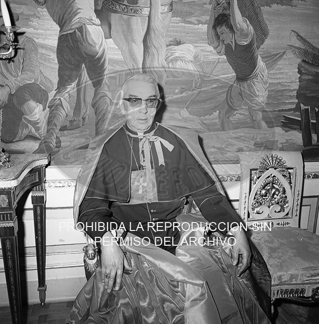 Franco recibe en audiencia especial al cardenal Arzobispo de Toledo D. Vicente Enrique Tarancón.