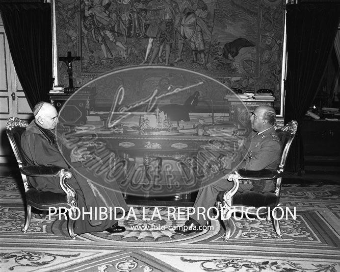Franco recibe en audiencia al Obispo Herrera Oria