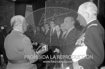 Franco recibe en audiencia a una Comisión de la Junta Directiva del Club Náutico de Madrid