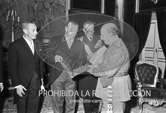 Franco recibe en audiencia a una Comisión de la Junta Directiva del Club Náutico de Madrid