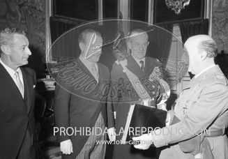 Franco recibe en audiencia a una Comisión de la Junta Directiva del Club Náutico de Madrid