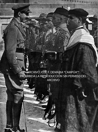 Alfonso XIII con los Regulares de Africa
