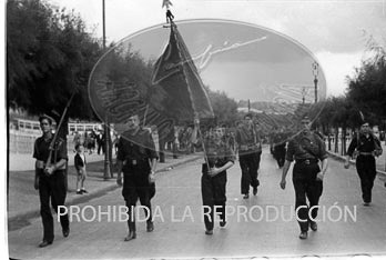 Desfile de Falange por las calles de Irún