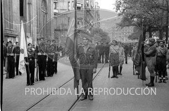 Desfile de Falange por las calles de Irún
