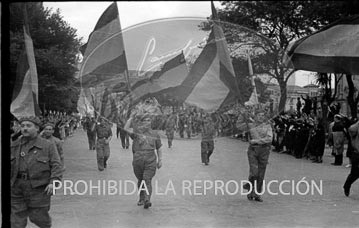 Desfile de Falange por las calles de Irún