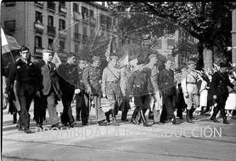 Desfile de Falange por las calles de Irún
