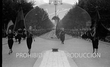Desfile de Falange por las calles de Irún