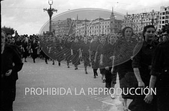 Desfile de Falange por las calles de Irún