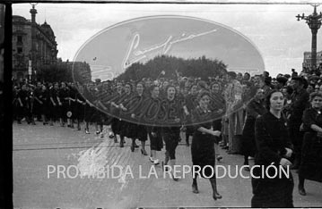 Desfile de Falange por las calles de Irún