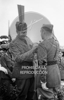 Condecoracion  a la Unidad Italiana Flechas Negras en Mérida