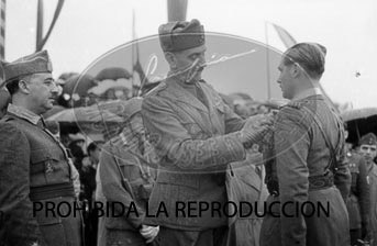 Condecoracion  a la Unidad Italiana Flechas Negras en Mérida
