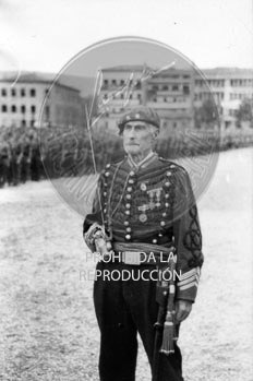 Imposición de la Cruz Laureada de San Fernando a Navarra