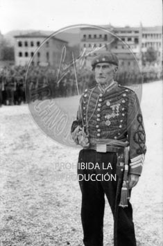 Imposición de la Cruz Laureada de San Fernando a Navarra