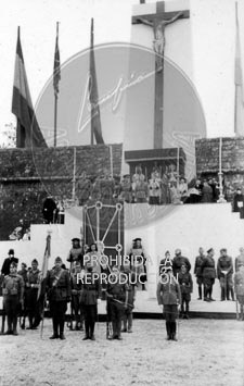 Imposición de la Cruz Laureada de San Fernando a Navarra
