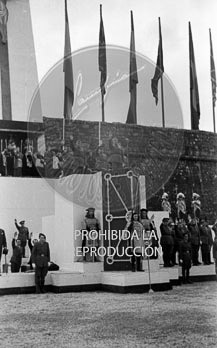 Imposición de la Cruz Laureada de San Fernando a Navarra