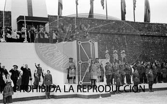 Imposición de la Cruz Laureada de San Fernando a Navarra