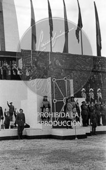 Imposición de la Cruz Laureada de San Fernando a Navarra