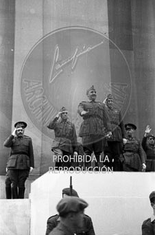 Imposición de la Cruz Laureada de San Fernando a Navarra