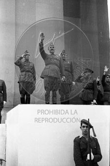 Imposición de la Cruz Laureada de San Fernando a Navarra
