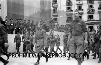 Imposición de la Cruz Laureada de San Fernando a Navarra