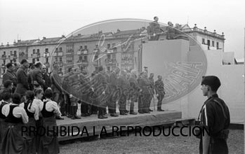Imposición de la Cruz Laureada de San Fernando a Navarra