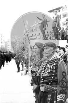 Imposición de la Cruz Laureada de San Fernando a Navarra