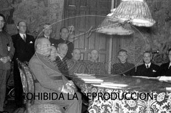 Reunion del primer gobierno de Franco