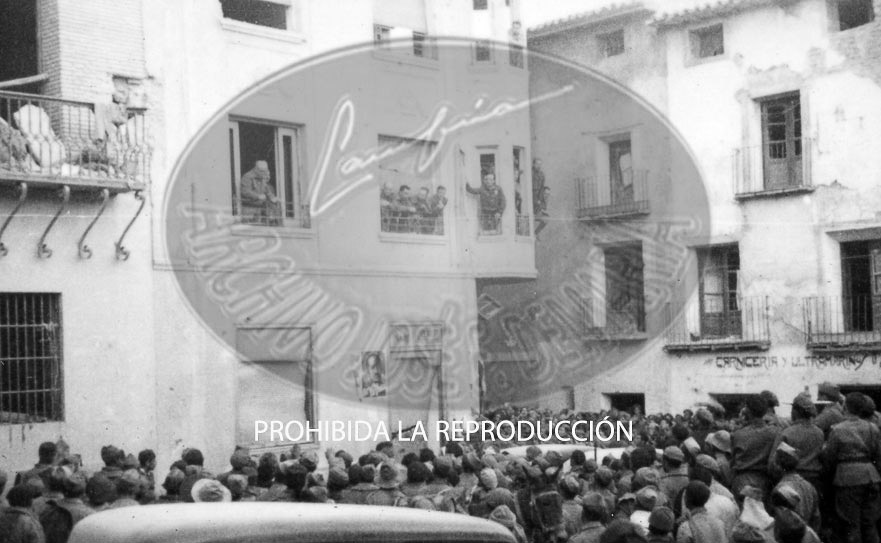 Franco con Yague entra en el recien conquistado Belchite