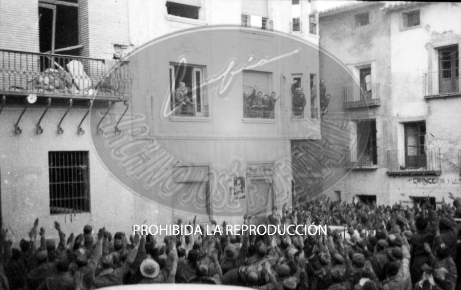 Franco con Yague entra en el recien conquistado Belchite