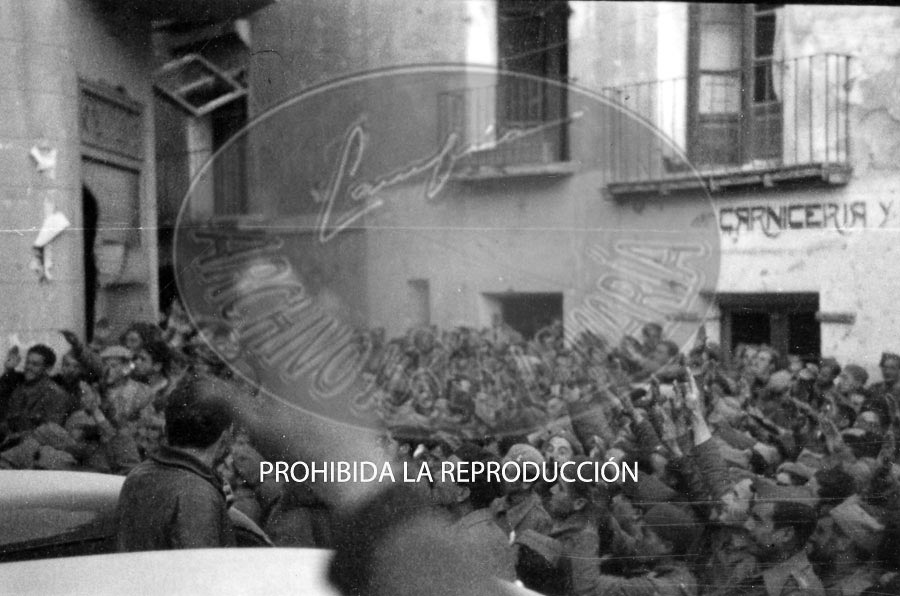 Franco con Yague entra en el recien conquistado Belchite