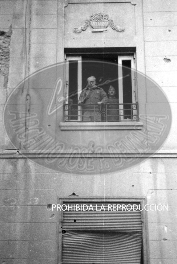 Franco con Yague entra en el recien conquistado Belchite