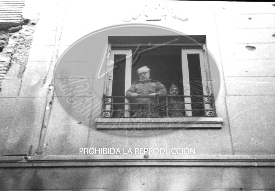 Franco con Yague entra en el recien conquistado Belchite
