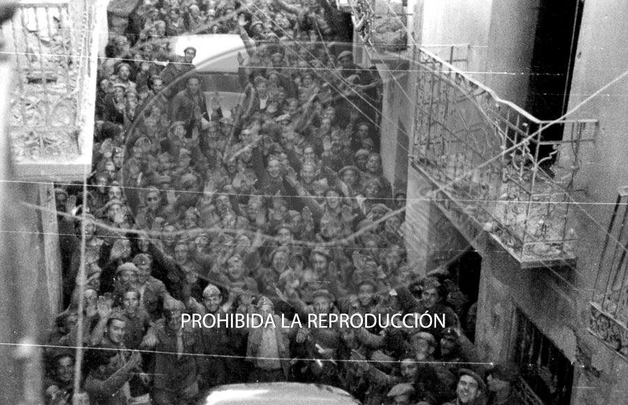 Franco con Yague entra en el recien conquistado Belchite