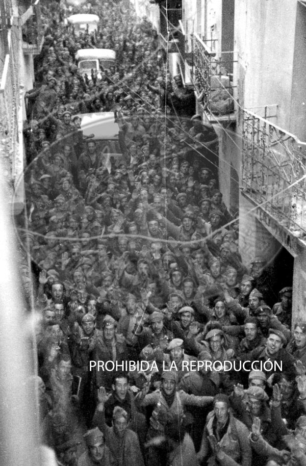 Franco con Yague entra en el recien conquistado Belchite
