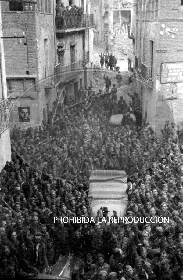 Franco con Yague entra en el recien conquistado Belchite