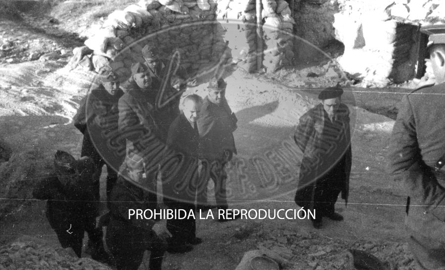 Franco con Yague entra en el recien conquistado Belchite
